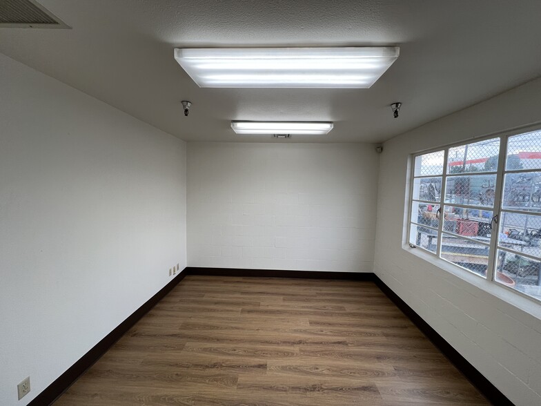 More Photos Of 5436 Cleon Ave, North Hollywood Warehouse For Lease