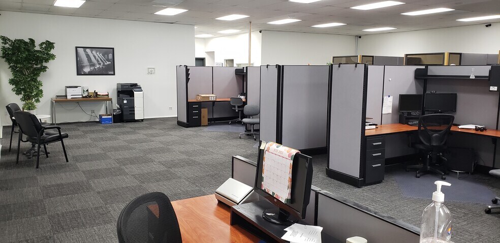 More Photos Of 10734 White Oak Ave, Granada Hills Office For Sale