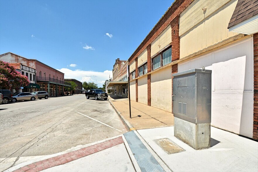 More Photos Of 200 E Court St, Seguin General Retail For Sale