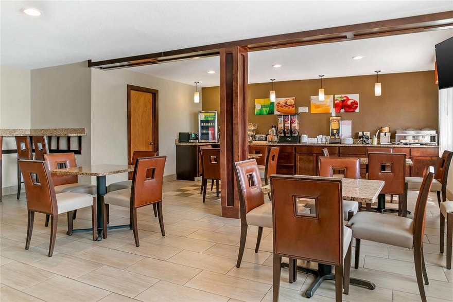 More Photos Of 7625 Caterpillar Ct, Grand Rapids Hotel For Sale