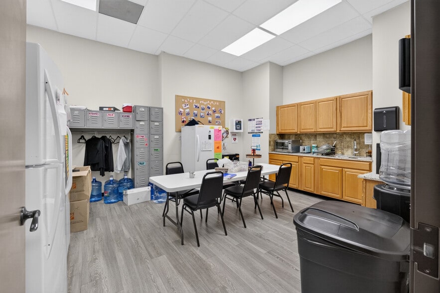 More Photos Of 817 W Jefferson Blvd, Dallas Flex For Sale