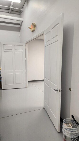 More Photos Of 2805 S Horseshoe Dr, Naples Showroom For Lease