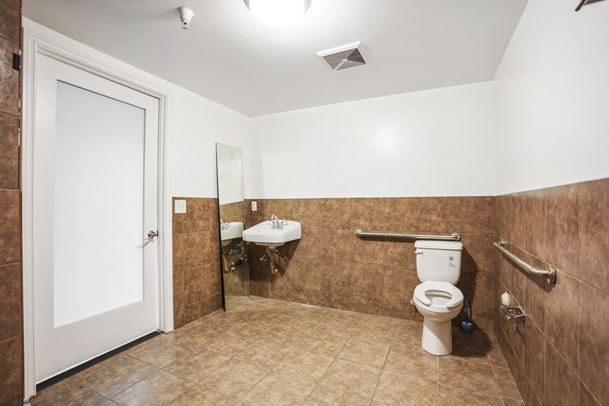 More Photos Of 2079 E 15th St, Los Angeles Flex For Lease