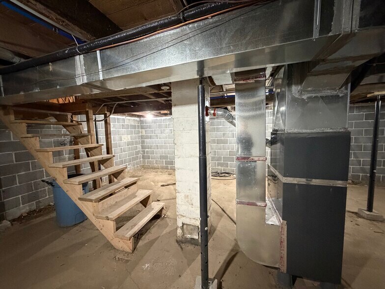 More Photos Of 105 W Vine St, Yutan General Retail For Sale