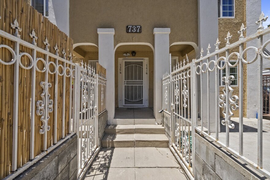 More Photos Of 737 N Ridgewood Pl, Los Angeles Apartments For Sale