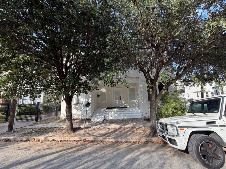 Primary Photo Of 402 Hyde Park Blvd, Houston Multifamily For Sale