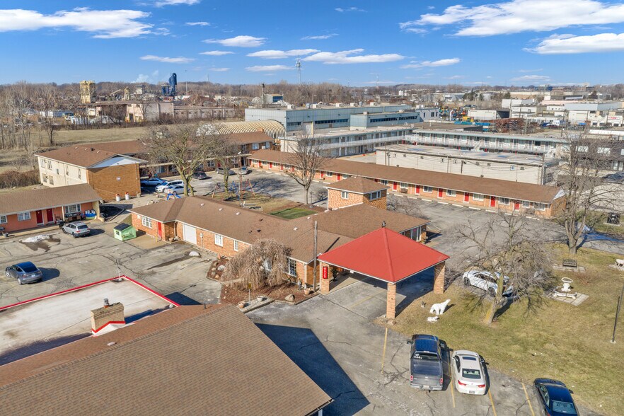 More Photos Of 2889 Howard Av, Windsor Hotel For Sale
