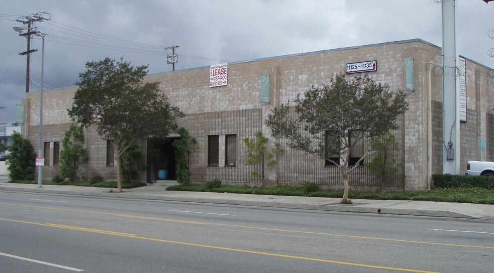 More Photos Of 11127-11129 Vanowen St, North Hollywood Manufacturing For Lease