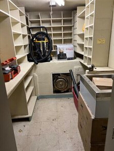 More Photos Of 111 E Dempsey St, Bryson General Retail For Sale