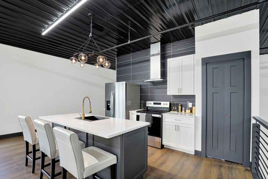 More Photos Of 17725 Motor District Cir, Carmel Showroom For Sale