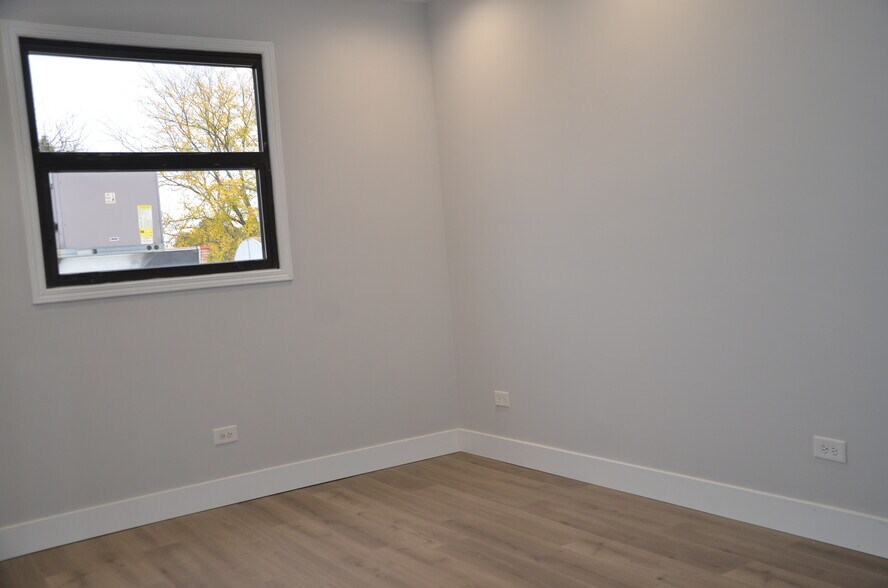 More Photos Of 510 Collins St, Joliet Unknown For Lease