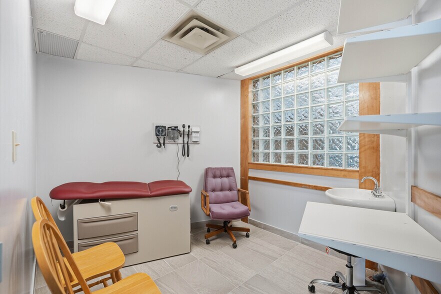 More Photos Of 149 N Murray St, Quinte West Office For Sale