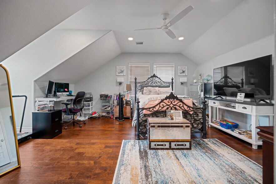 More Photos Of 741 County Road 159, Kenedy Flex For Sale