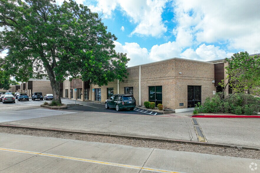 More Photos Of 1350 Manufacturing St, Dallas Light Manufacturing For Lease