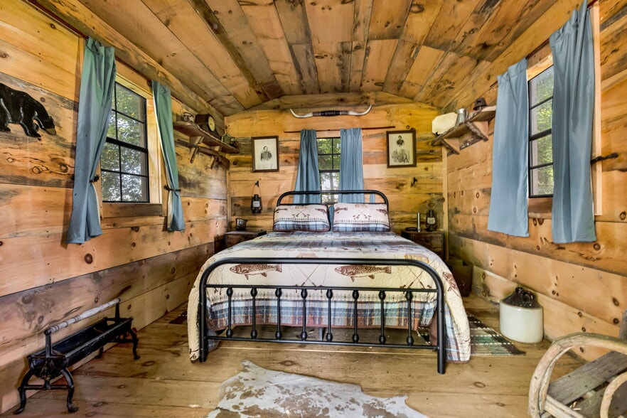 More Photos Of 5643 Yankee St, Fredericktown Specialty For Sale