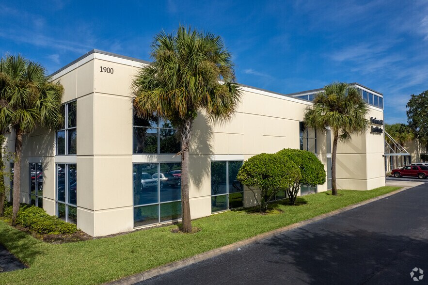 More Photos Of 2200 N Alafaya Trl, Orlando Office For Lease