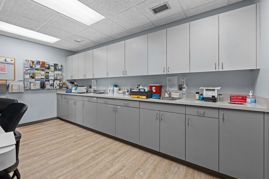 More Photos Of 28565-28585 Schoenherr Rd, Warren Medical For Lease
