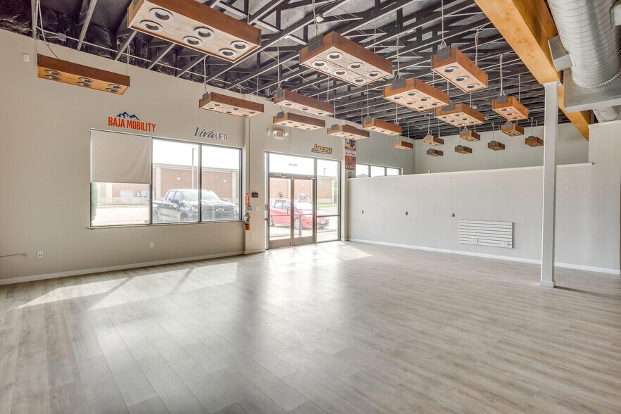 More Photos Of 1333-1337 N Plaza Dr, Granbury Storefront Retail Office For Lease