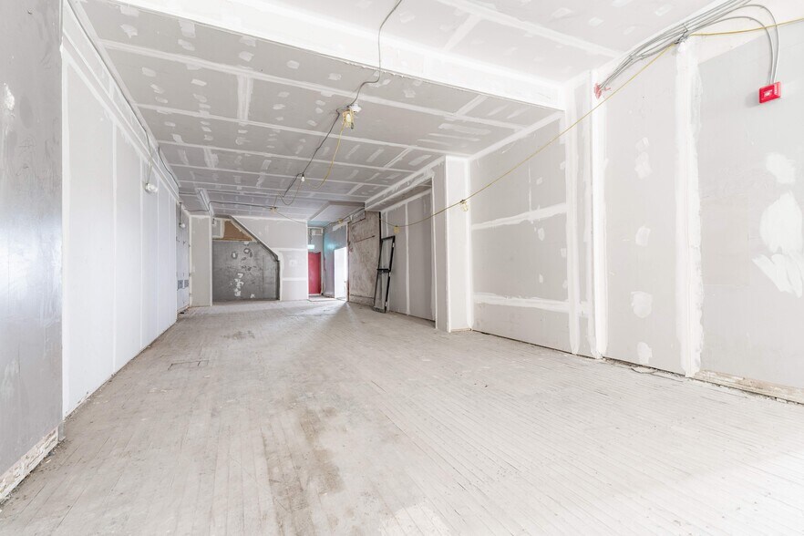 More Photos Of 90 John St S, Hamilton Storefront Retail Residential For Lease