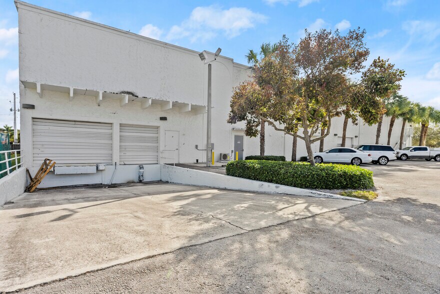 More Photos Of 2000 N Federal Hwy, Delray Beach General Retail For Lease