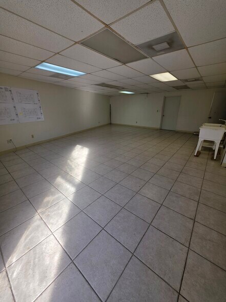 More Photos Of 1203 SE 9th Ter, Cape Coral Light Distribution For Lease