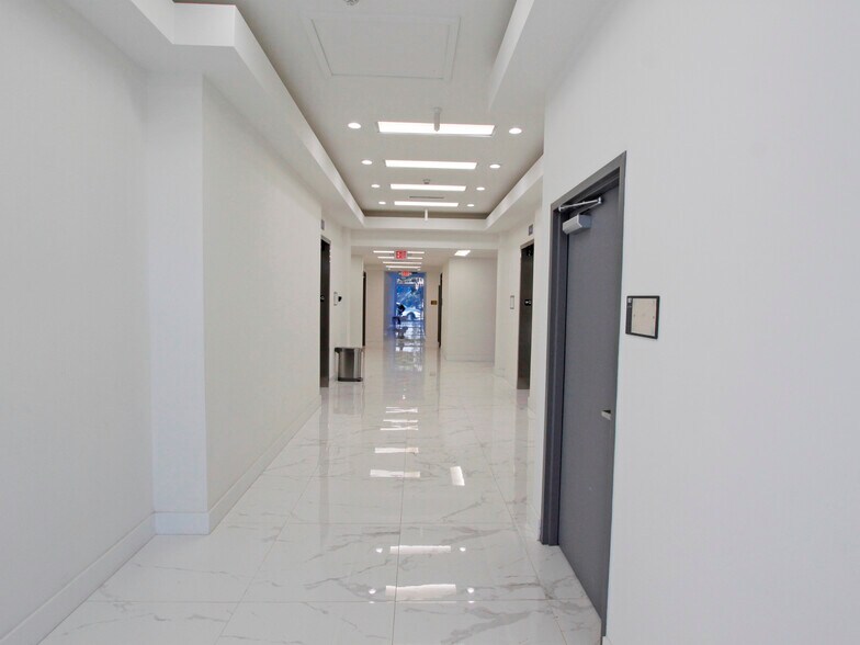More Photos Of 10450 NW 33rd St, Doral Office For Sale