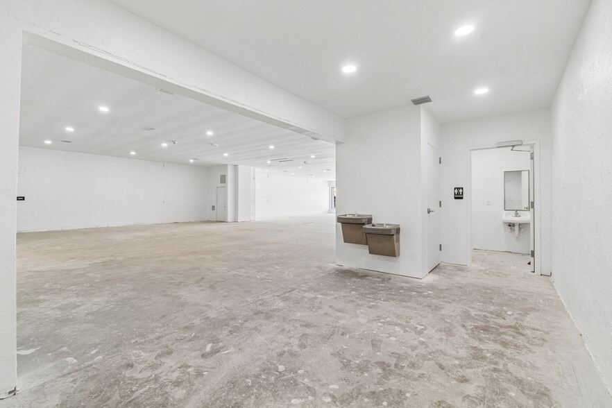 More Photos Of 1956 Kingsley Ave, Orange Park General Retail For Sale