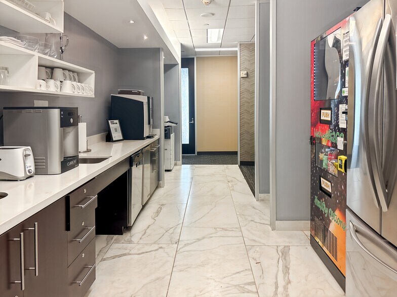 More Photos Of 21 Waterway Ave, The Woodlands Coworking Space