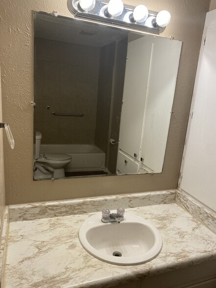 More Photos Of 1121 Jameson St, Weatherford Apartments For Sale