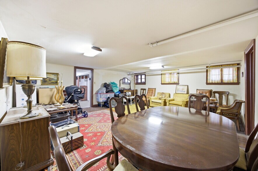 More Photos Of 7861 75th St, Glendale Multifamily For Sale