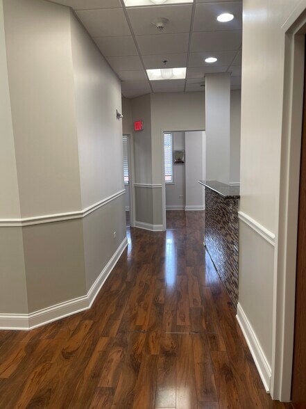 More Photos Of 114 W Rockland Rd, Libertyville Office For Lease