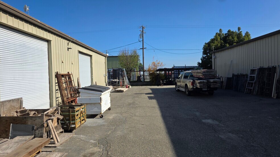 More Photos Of 900-986 W Glenwood Ave, Turlock Warehouse For Lease