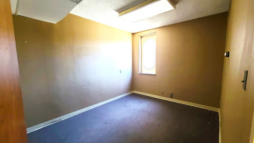 More Photos Of 710 W 8th St, Fort Scott Office For Sale