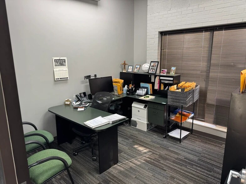 More Photos Of 1819 E Broadway Ave, Maryville Bank For Sale