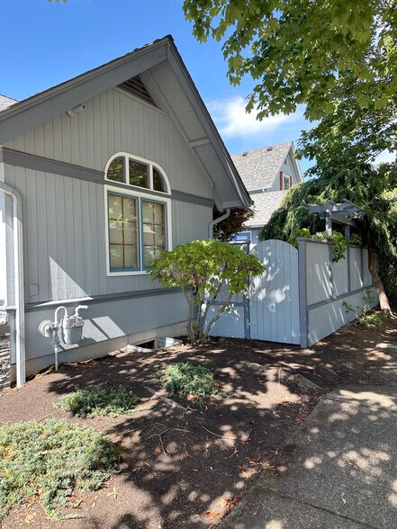 More Photos Of 939 Elm St SW, Albany Office For Sale