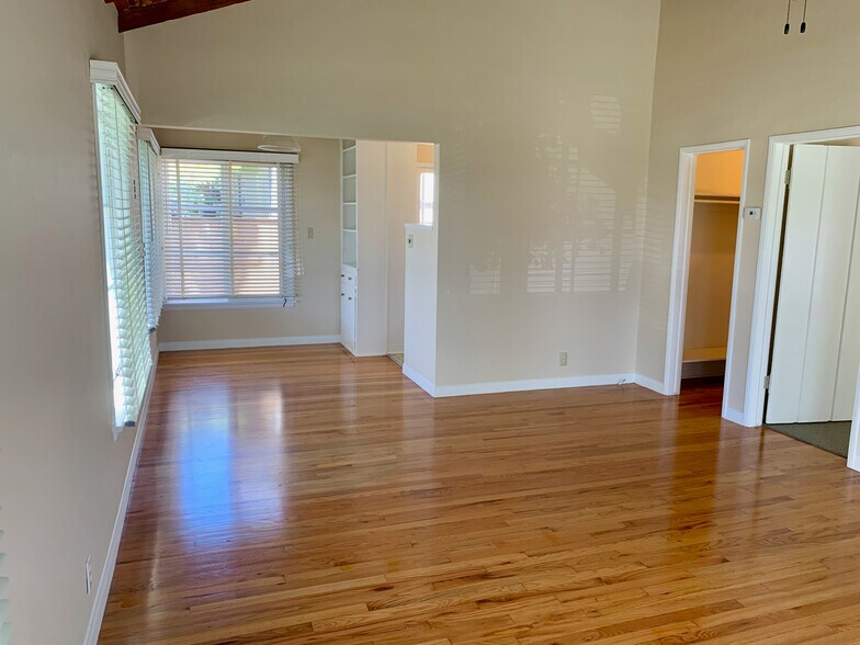 More Photos Of 379 Aster St, Laguna Beach Apartments For Sale