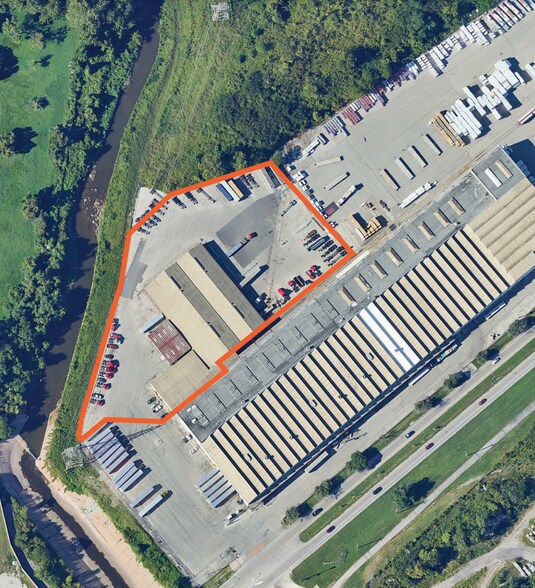 More Photos Of 9215 Riverview Dr, Saint Louis Manufacturing For Lease