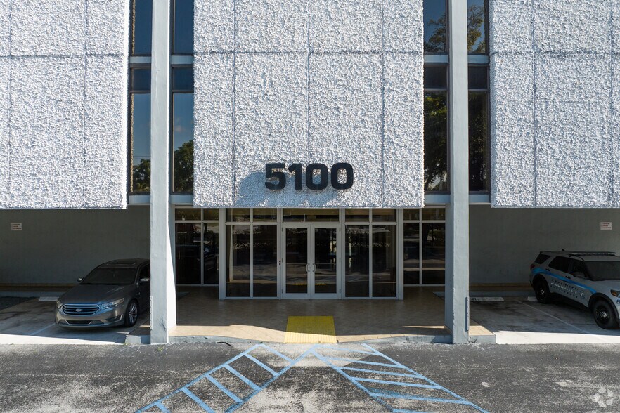 More Photos Of 5100 N Federal Hwy, Fort Lauderdale Office For Sale