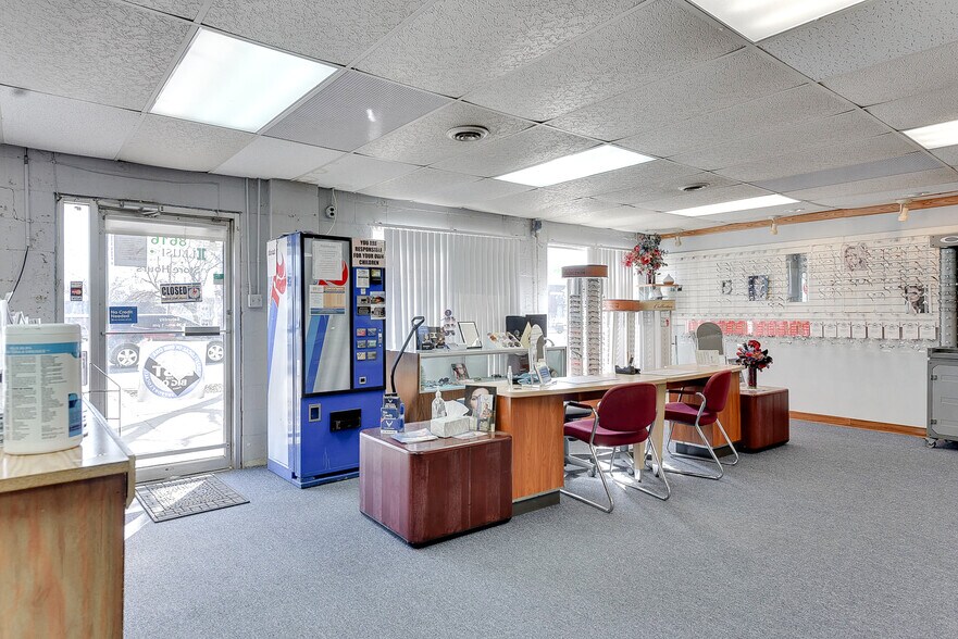 More Photos Of 8614-8616 N 30th St, Omaha Storefront For Sale