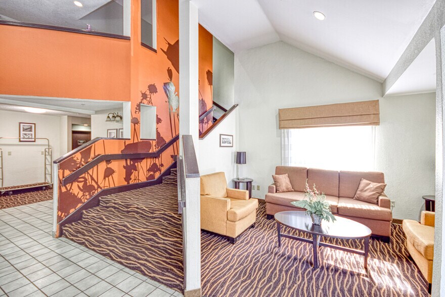 More Photos Of 1695 Capital Cir NW, Tallahassee Hotel For Sale