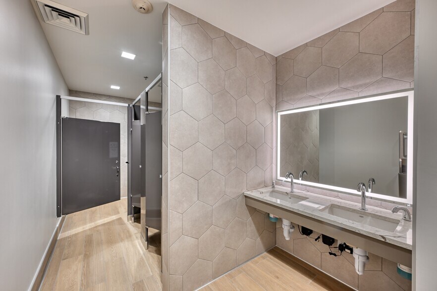 More Photos Of 1400 S Colorado Blvd, Denver Office For Lease