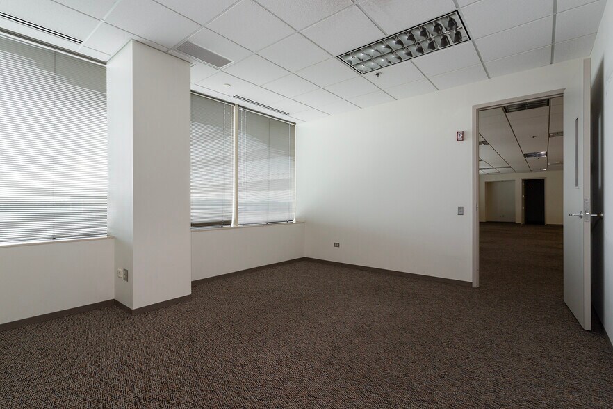 More Photos Of 4 Overlook Pt, Lincolnshire Office For Lease