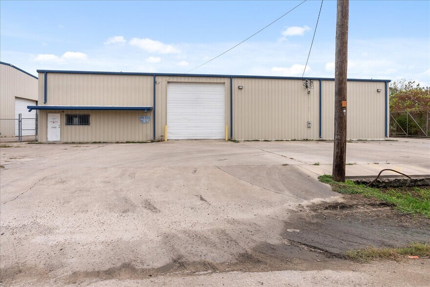 More Photos Of 820 Mcbride Ln, Corpus Christi Warehouse For Lease