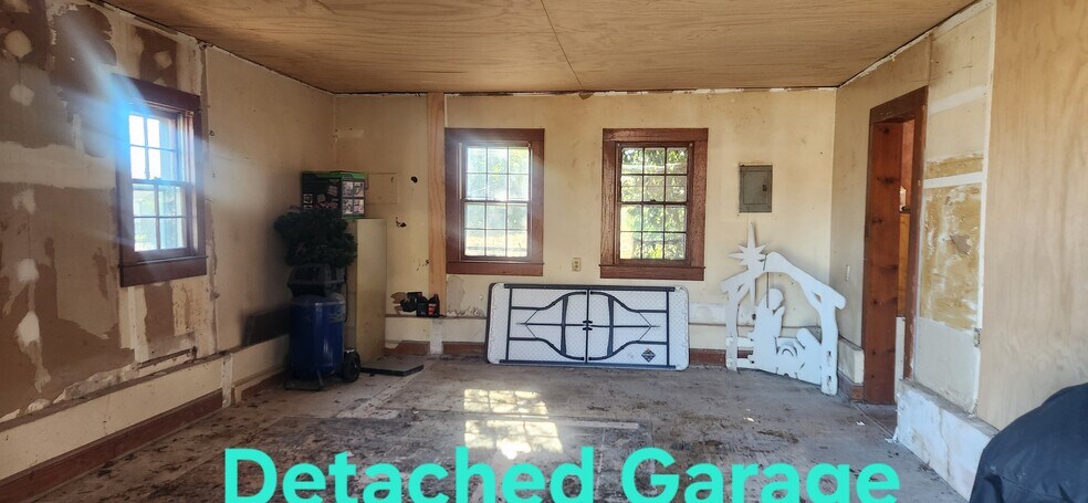 More Photos Of 303 W Trade St, Dallas Office For Sale