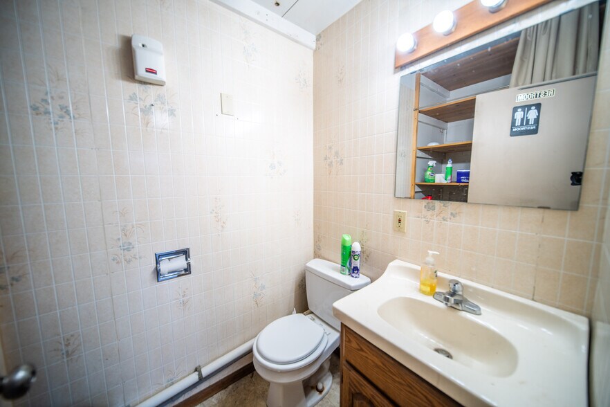 More Photos Of 1006 8th Ave SW, Austin Flex For Lease