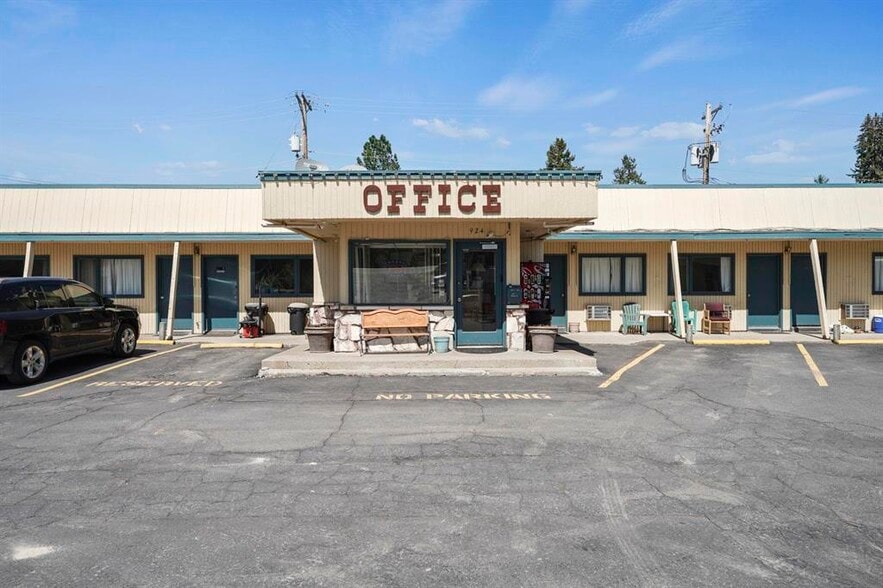 More Photos Of 924 W Highway 2, Newport Hotel For Sale
