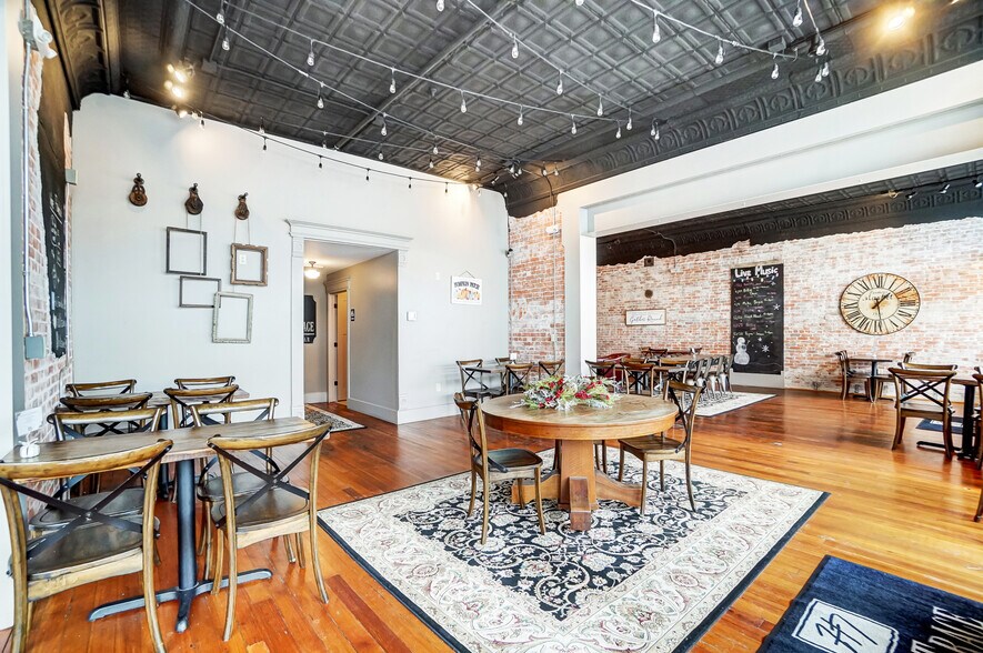 More Photos Of 105 E Liberty St, Arlington Restaurant For Sale