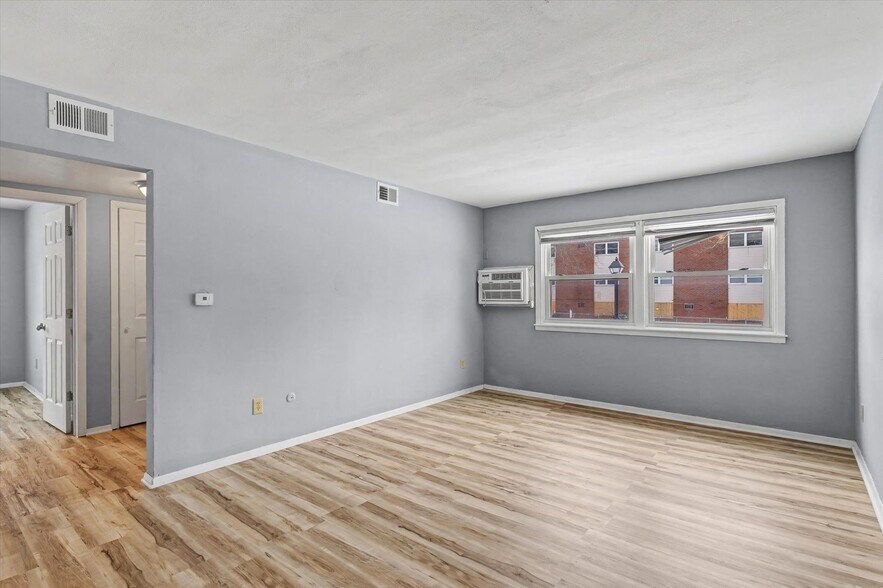 More Photos Of 1306 Silver St, Urbana Apartments For Sale