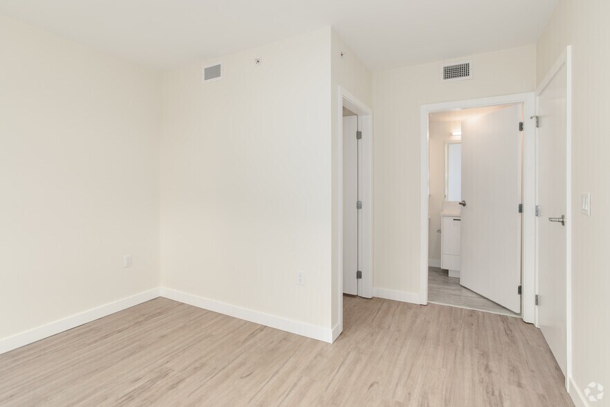 More Photos Of 2895 10th Av, Vancouver Apartments For Lease