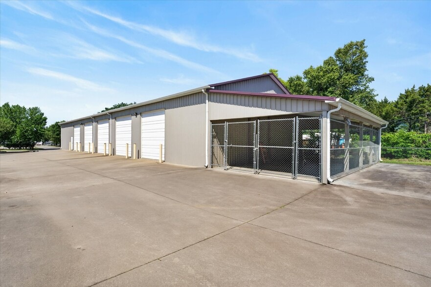 More Photos Of 141 Corporate Dr, Clarksville Flex For Lease